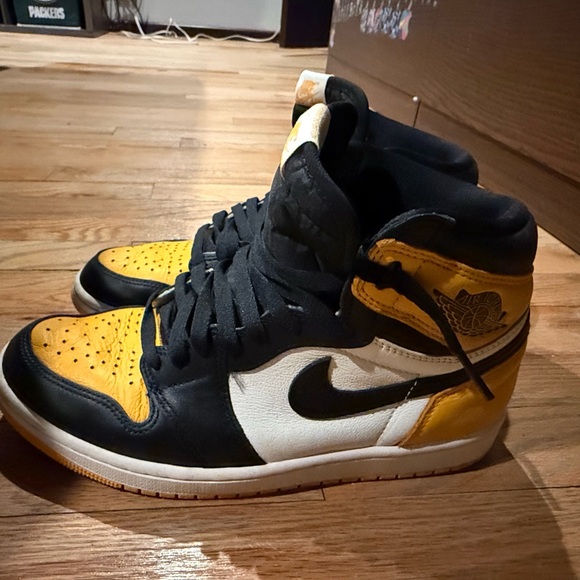 Nike Men's Black and Gold Sneakers - Picture 4 of 5